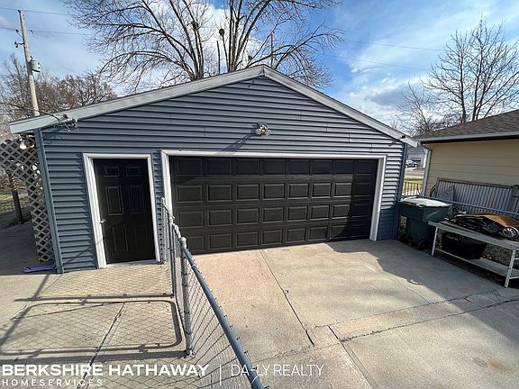 5th image of 217 W 18th St