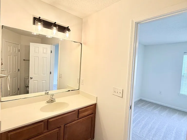 Lakeview Apartments — Photo 6