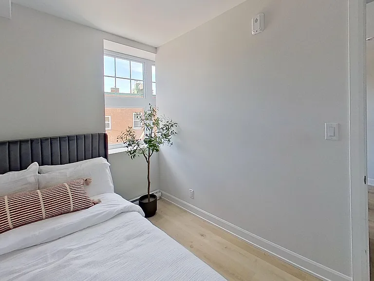 658 Somerset St W — Photo 20