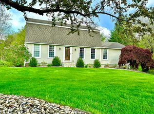 124 Robin Ridge Dr, Feeding Hills, MA 01030