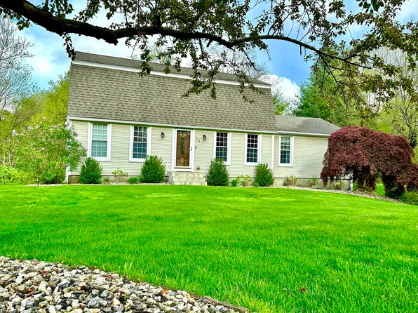 124 Robin Ridge Dr, Feeding Hills, MA 01030