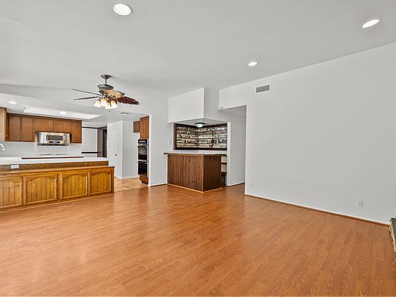 5th image of 246 W Sidlee St