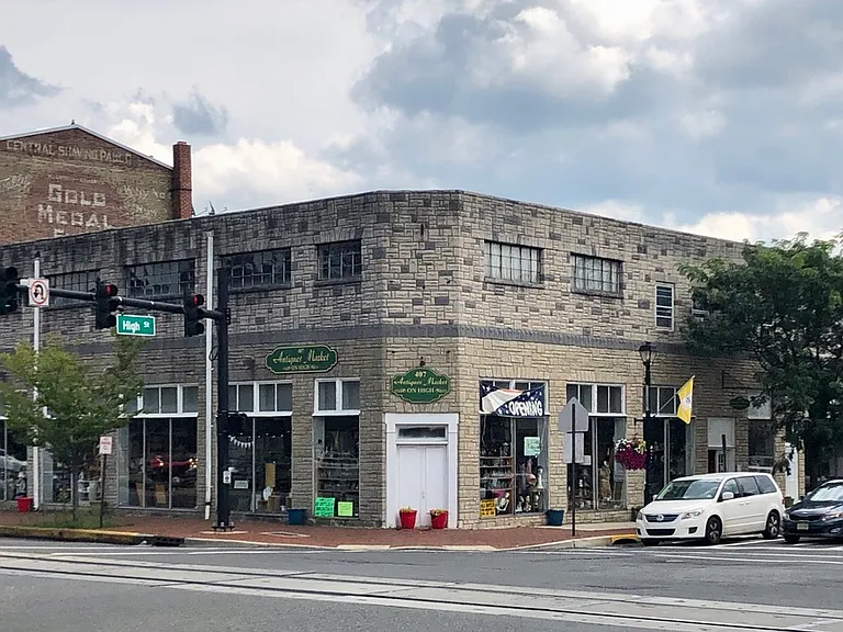 Situated across from - Antiques on High - featuring 187 dealers.