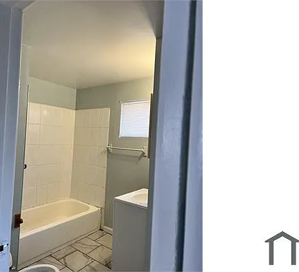 3 bed, 1000 sqft, $2,100 — Photo 3