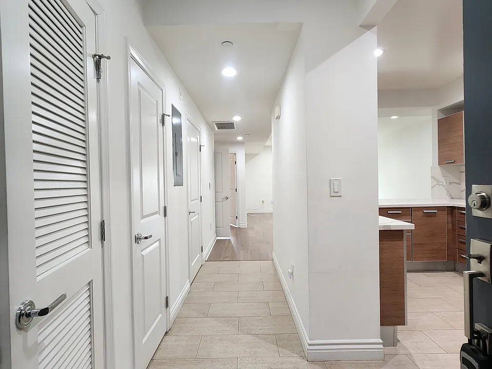 147 S Doheny Dr #102