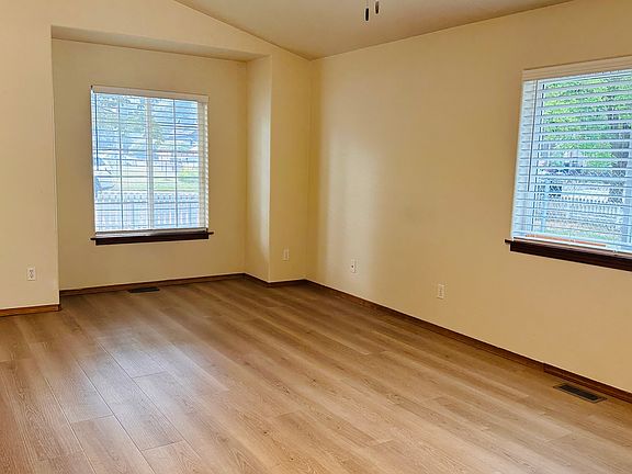 Nice Blinds and New Laminate Floors in Large Living Room