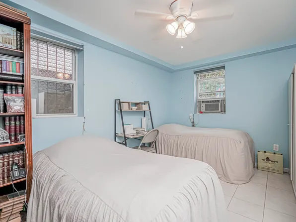 33 Manhattan Court image 21 of 32