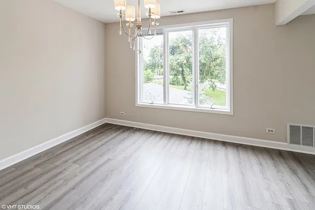 475 N East River Rd — Photo 3