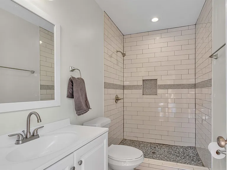 185 Alexander St — Photo 21