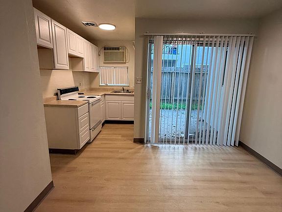 3rd image of 1726 H St APT 2