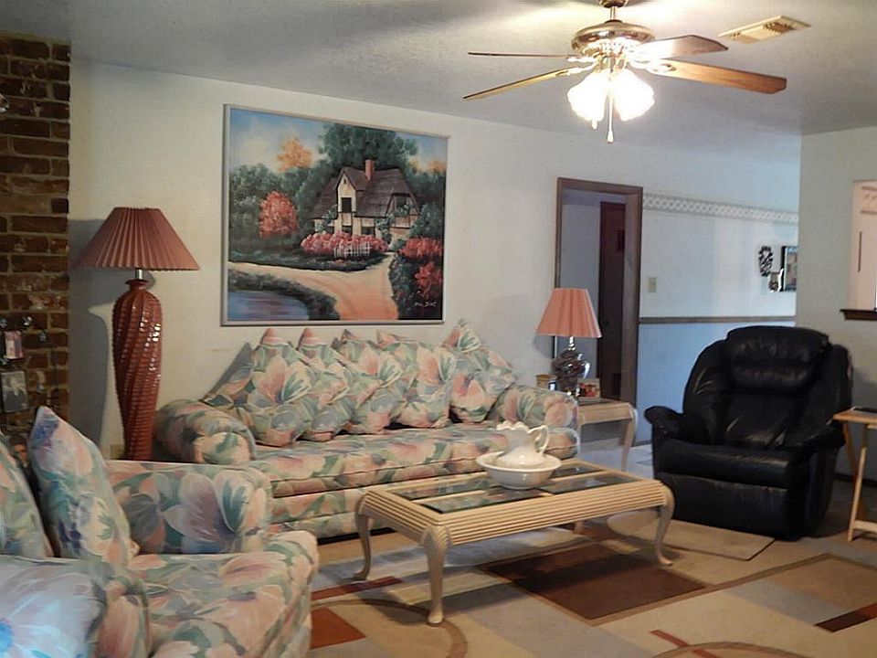 LOVELY LIVING ROOM