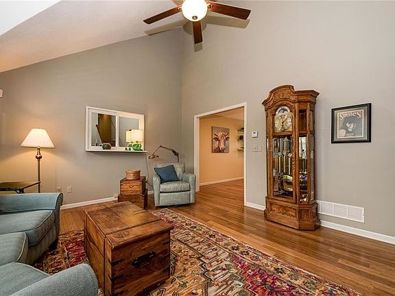 HIGH CEILINGS, LOTS OF LIGHT AND BEAUTIFUL NEW FLOORS IN YOUR GREAT ROOM