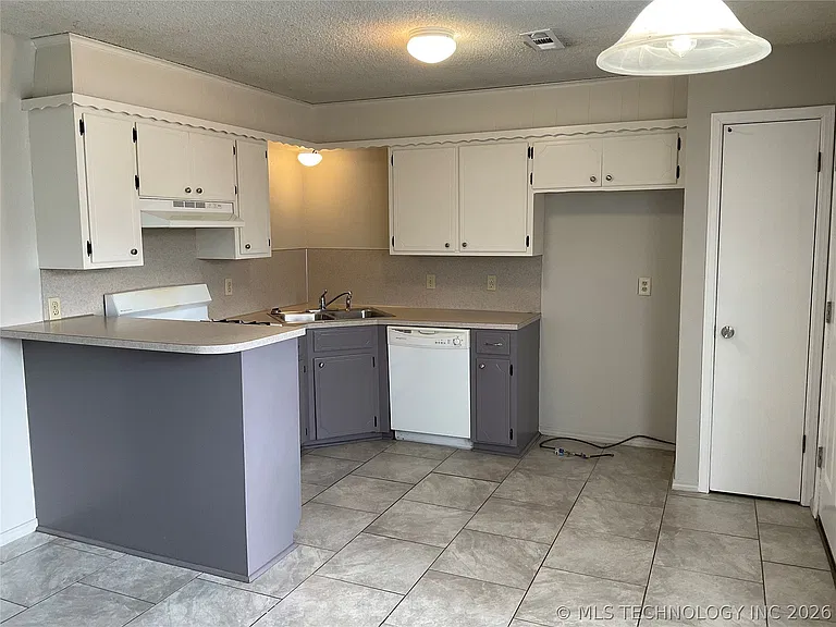 109 W Waco St — Photo 4