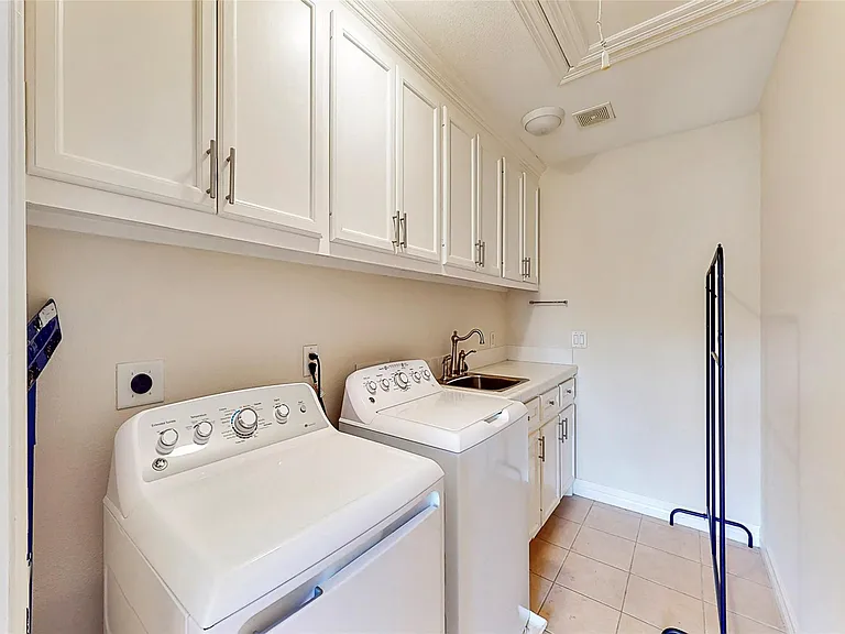 2104 State St — Photo 30