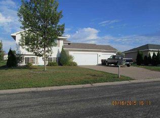 829 Heritage Trl, Belle Plaine, MN 56011