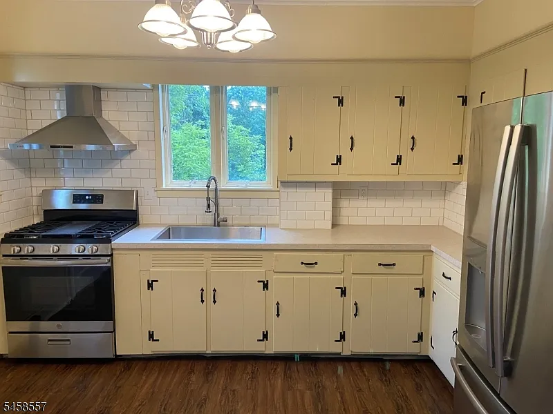 3 bed, 1.0 bath, $2,600 — Photo 2