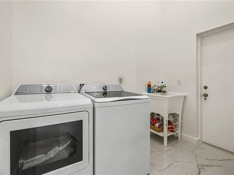 840 Carpenter St E — Photo 11