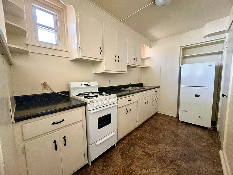 403 W James St — Photo 10