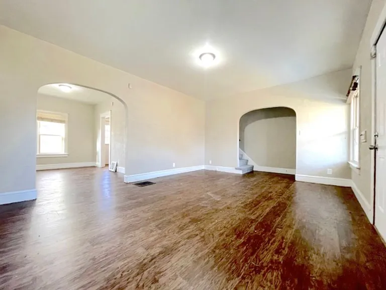 532 Carlton St — Photo 2