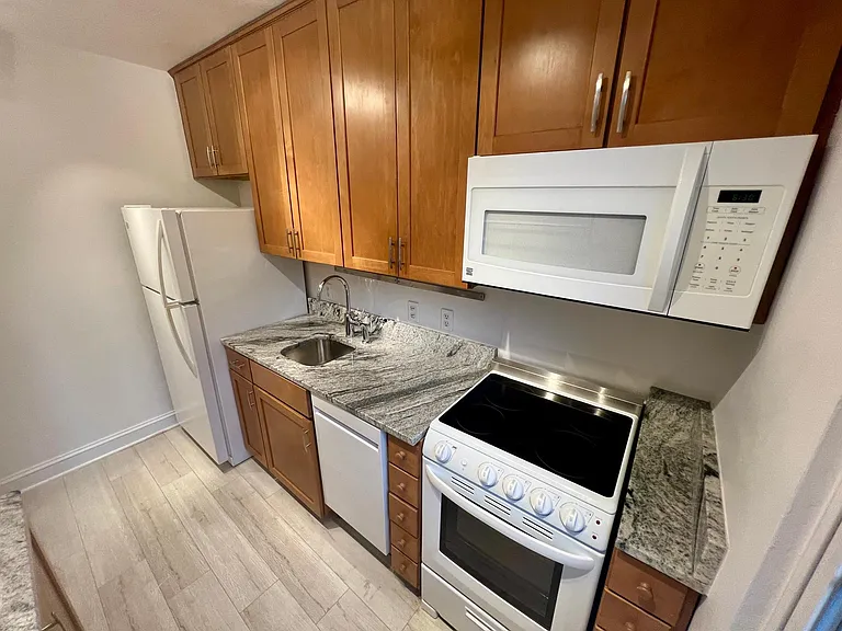 7 E Glebe Rd #C — Photo 3