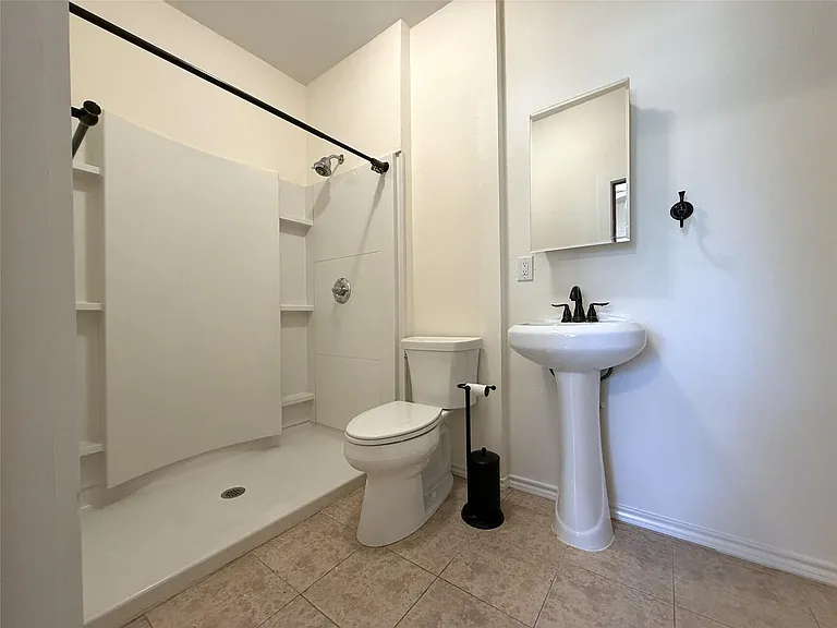 1011 Nadine St — Photo 8