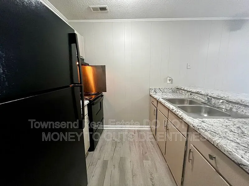 1 bed, 1.0 bath, 700 sqft, $835 — Photo 2