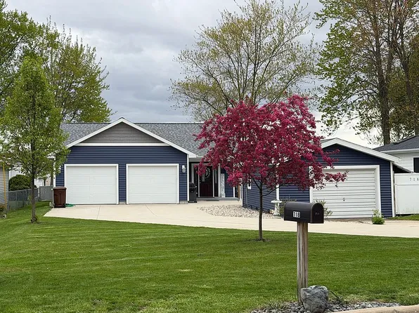 718 Lakeview Dr, Lake Odessa, MI 48849