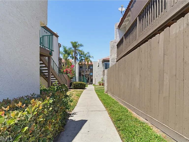 1067 S Citron St — Photo 32