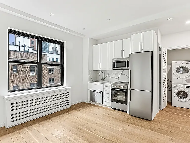 160 E 48th St #9Z5 — Photo 2