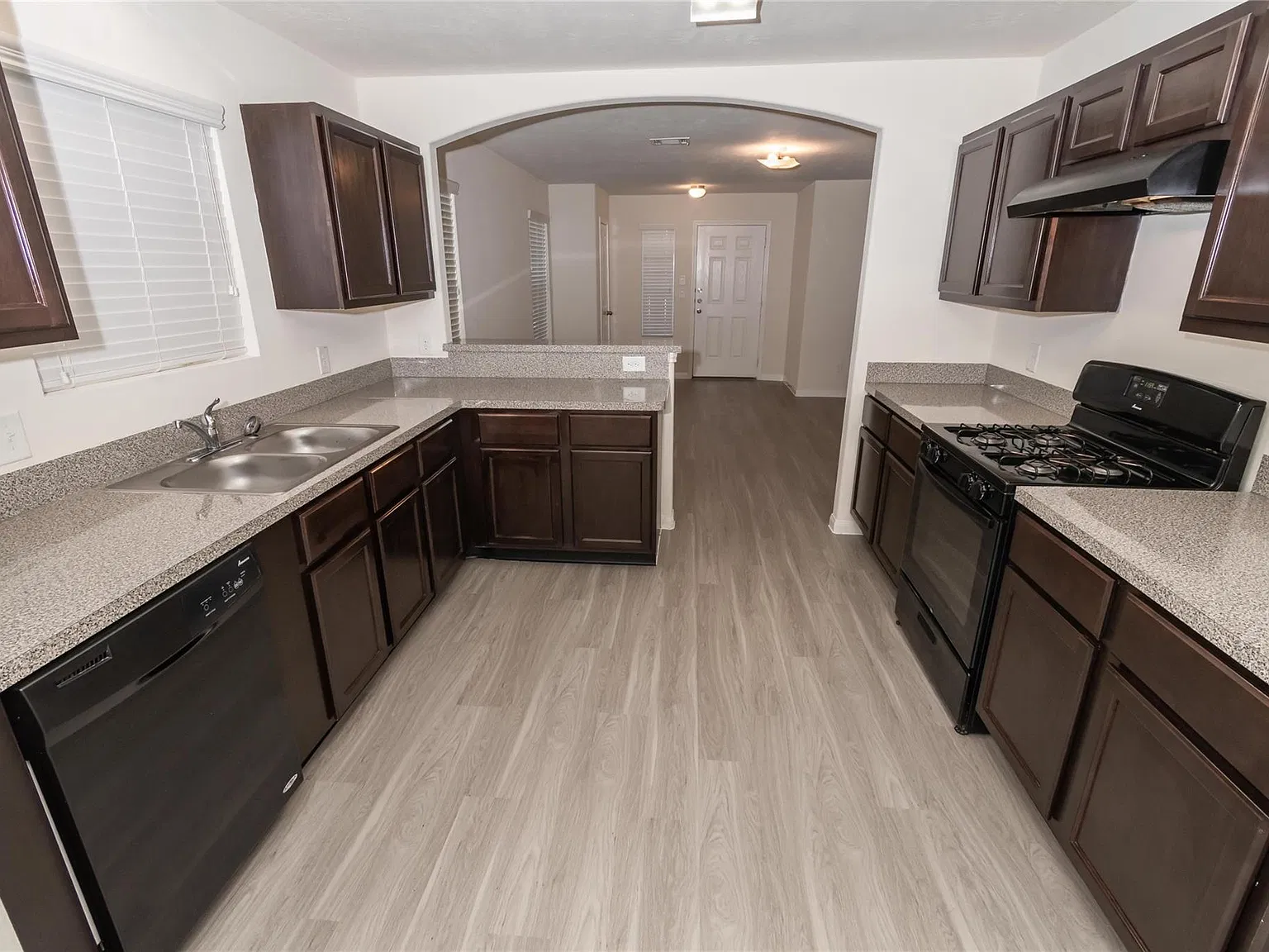 4 bed, 2.5 bath, 2039 sqft, $2,210 — Photo 4