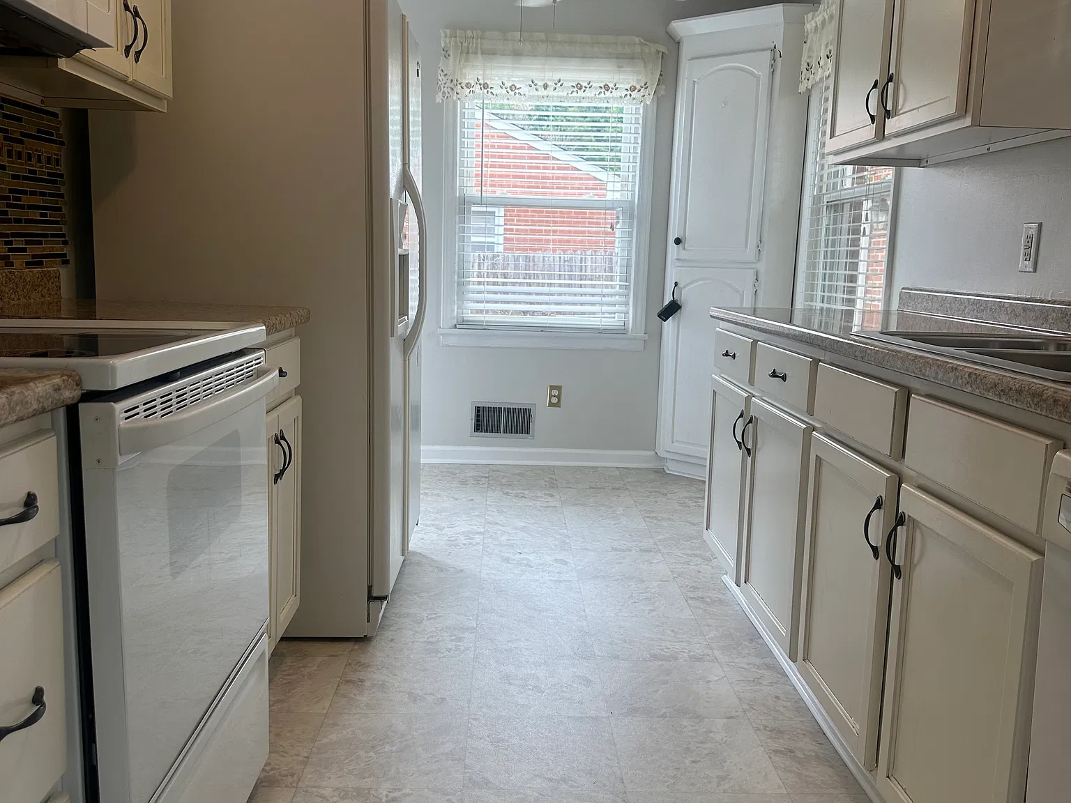 3 bed, 2168 sqft, $2,200 — Photo 3