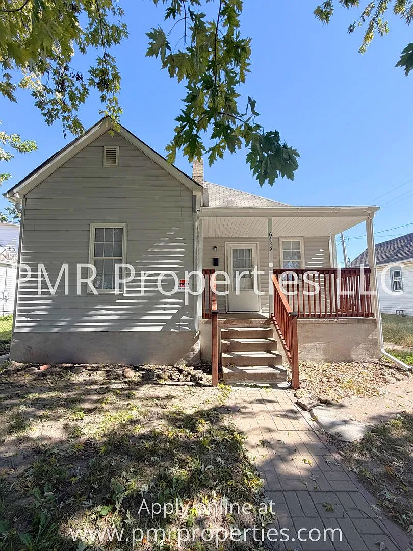 2 Bedrooms / 1 Bathroom House — Photo 1