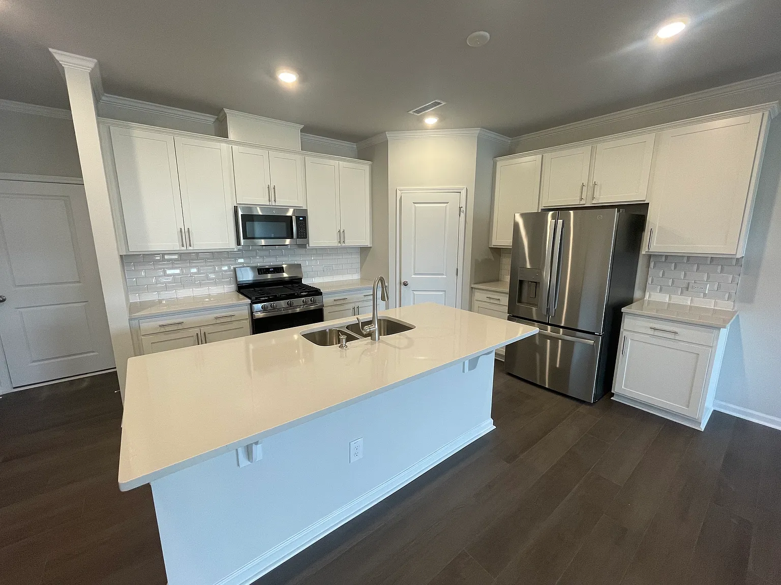 3 bed, 2.5 bath, 1950 sqft, $1,995 — Photo 4