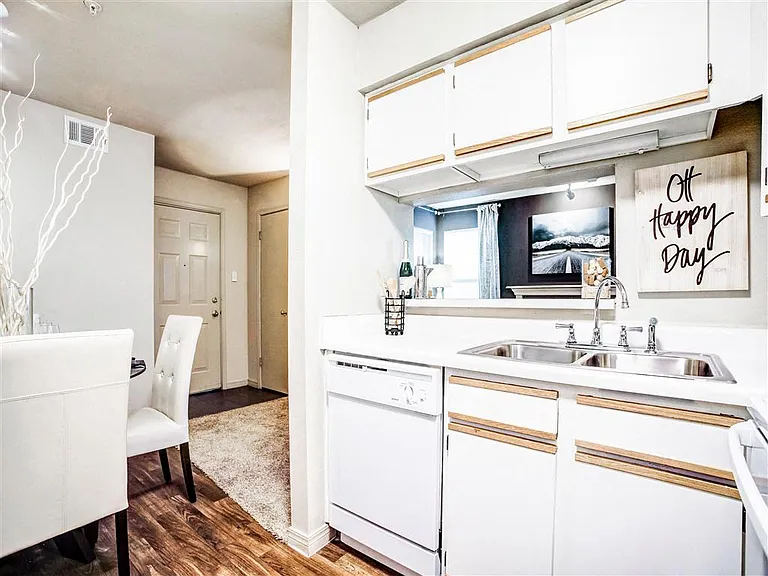 Riverside Park Apartments — Photo 9