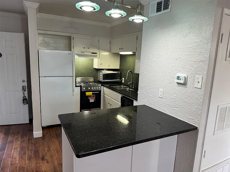 803 W 28th St #206 — Photo 6