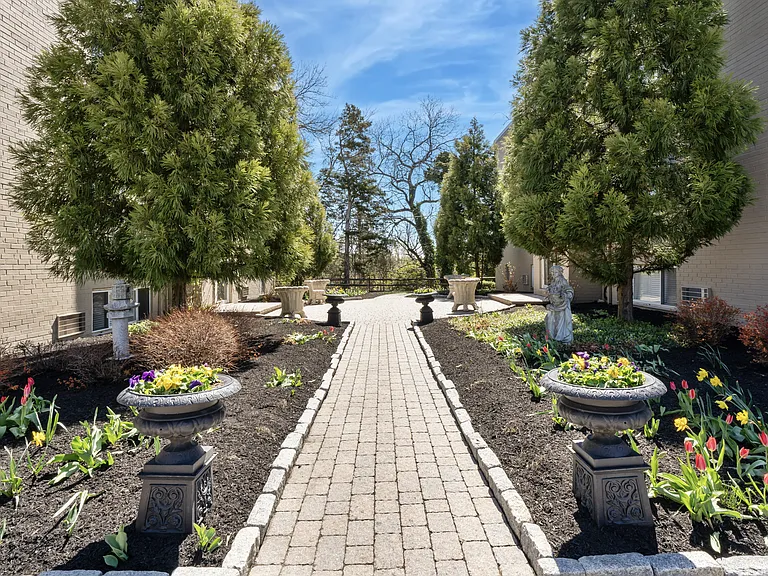 Overlook Hills Apartments — Photo 8
