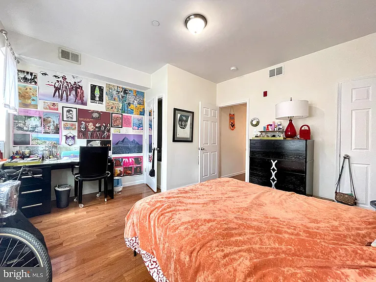 1131 Green St #2 — Photo 6