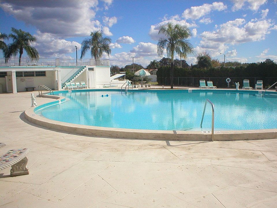 2nd image of 121 Lake Tarpon Dr