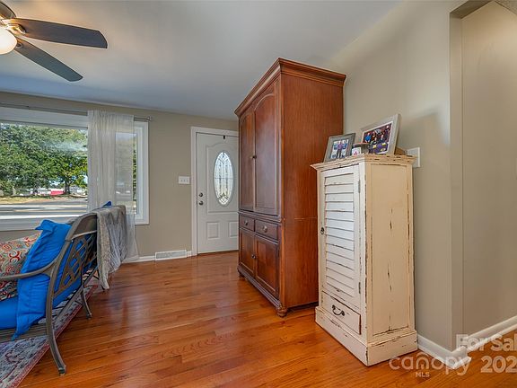 3rd image of 409 Oak St