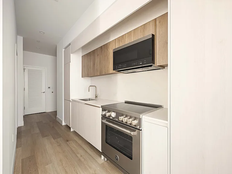 644 E 14th St #1307 — Photo 3