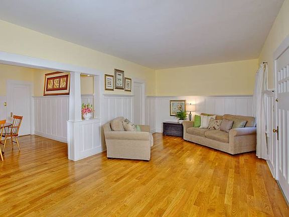 2nd image of 432 W Meadow Dr