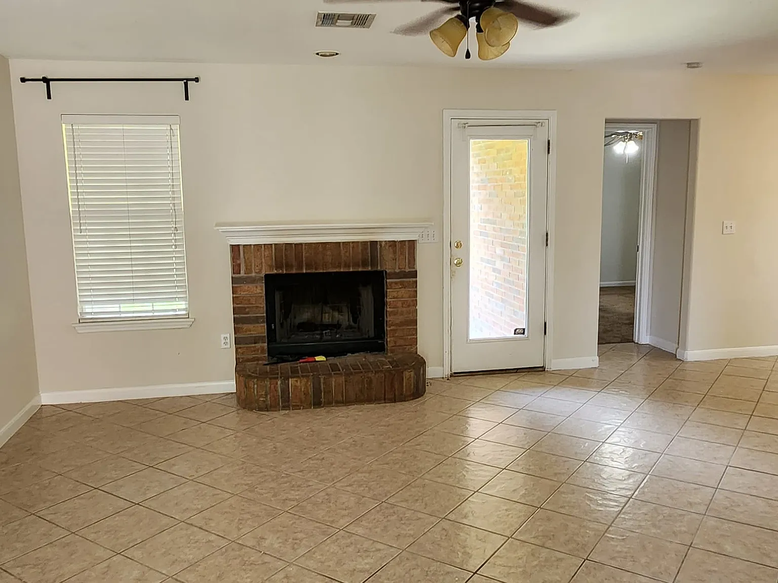 3 bed, 1292 sqft, $1,800 — Photo 2