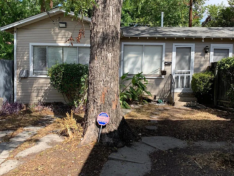 1215 W Russell Pl #REAR COTTAGE — Photo 2
