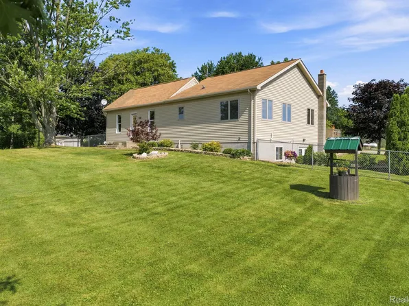 4201 Galbraith Line Rd, Croswell, MI 48422