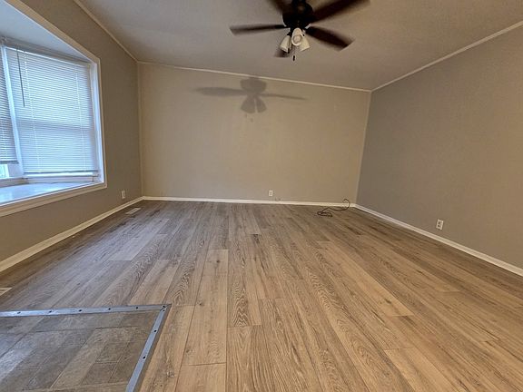 5th image of 28 Hickory Dr
