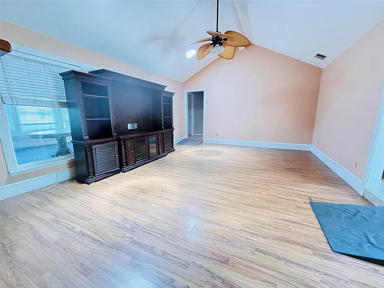 18107 Oakhampton Dr — Photo 3