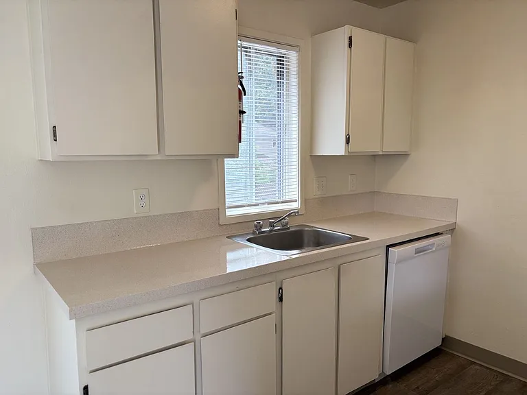 Sunnyside Village Apartments — Photo 9