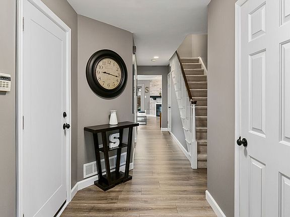 3rd image of 802 Hazelwood Ln