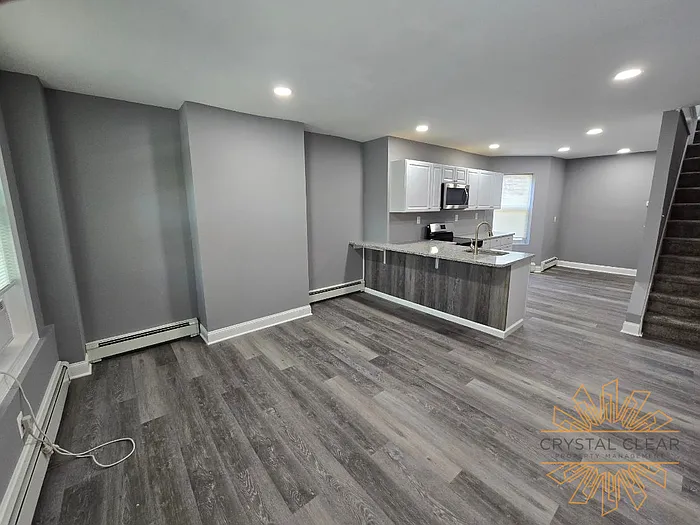 3 bed, 2.0 bath, 1366 sqft, $1,995 — Photo 2