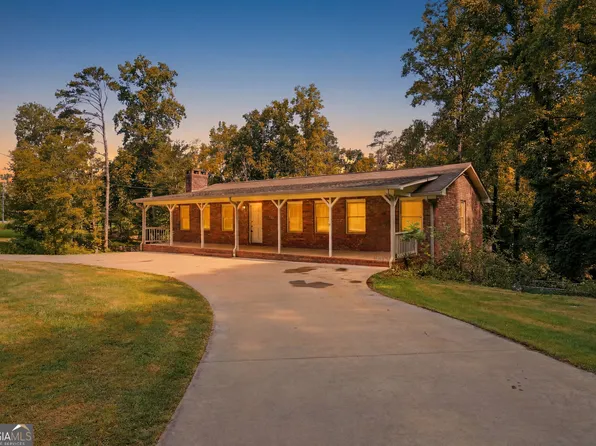 1042 Lakeland Dr, Toccoa, GA 30577